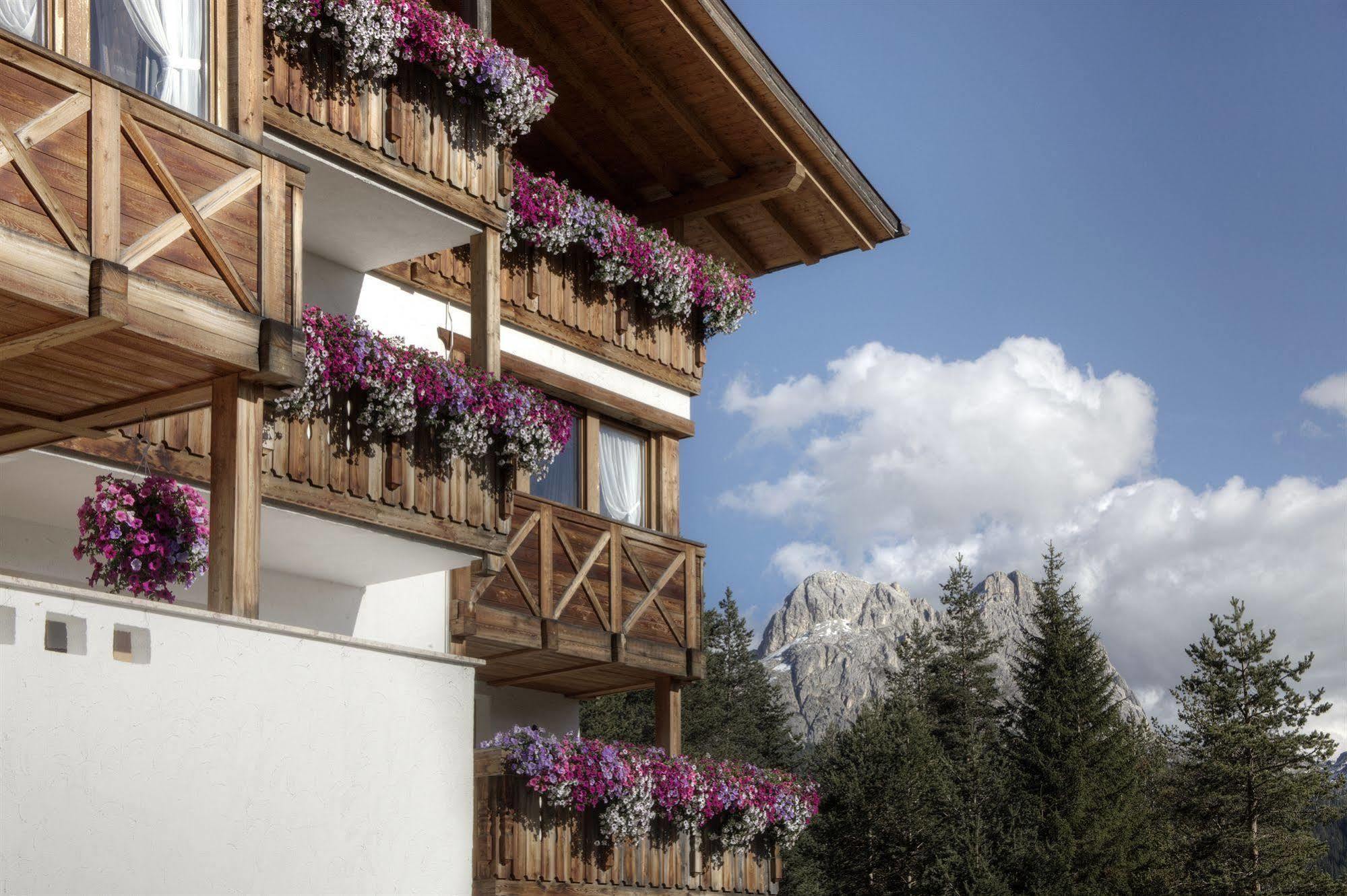 Hotel Ciasa Ai Pini San Cassiano  Luaran gambar